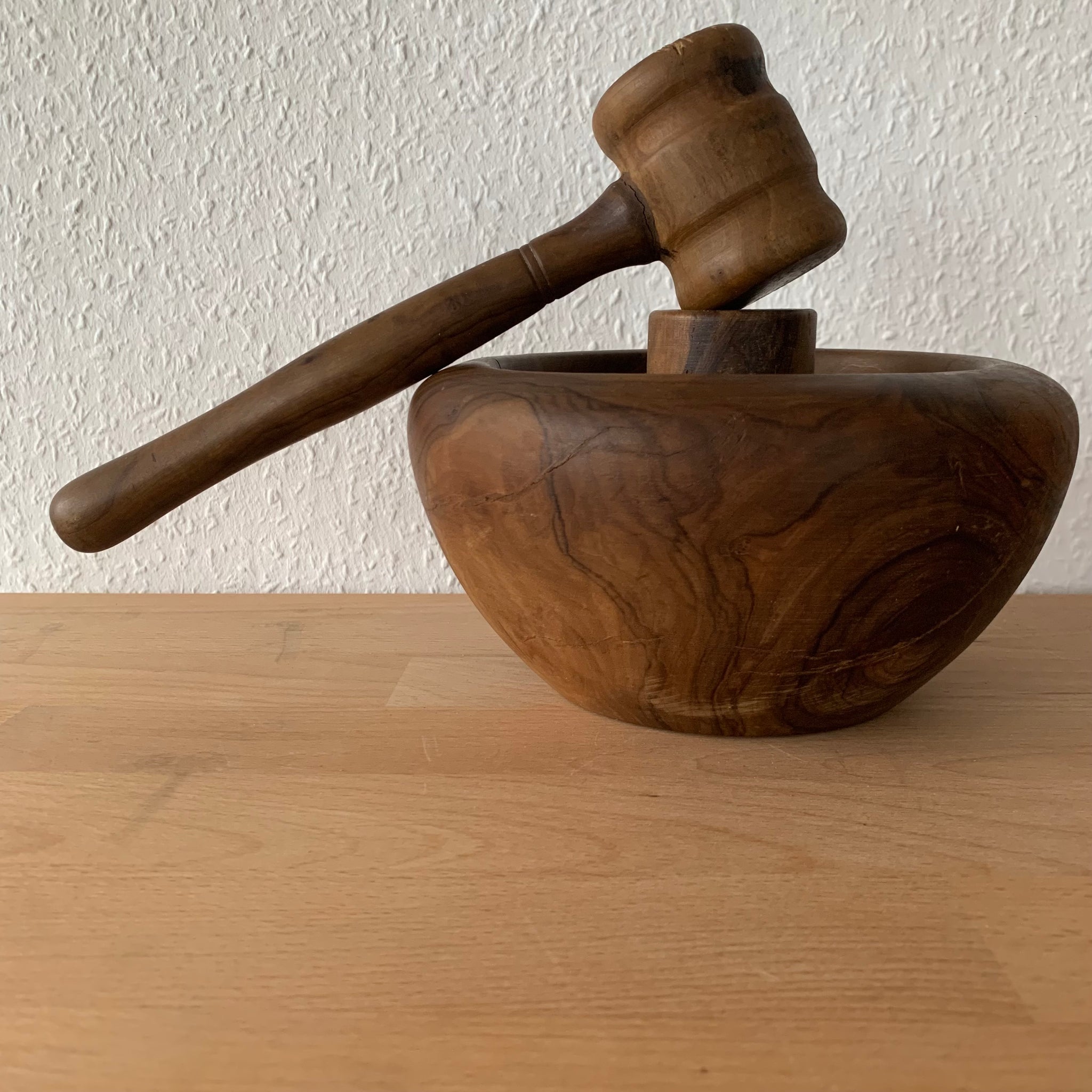 Vintage große Nussknackerschale aus gedrechseltem Massivholz und dazugehörigem Hammer