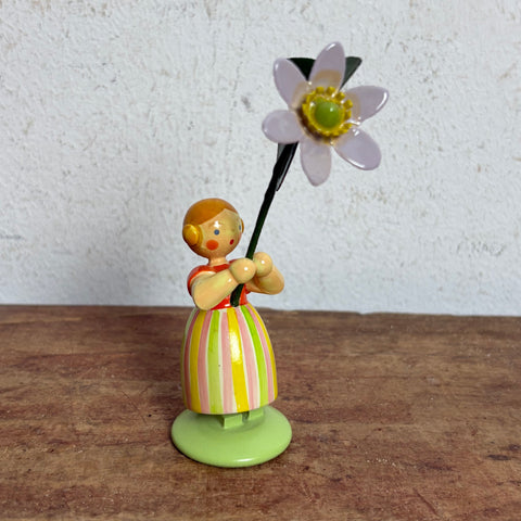 Blumenkind Mädchen mit lila Blume von Weha