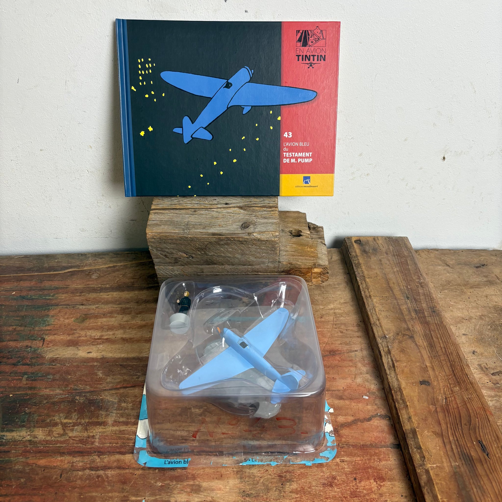 Modell Figur und Buch Tim und Struppi Das blaue Flugzeug von Jo, Suus und Jokko mit Pilot aus Das Testament von Herr Pumpe