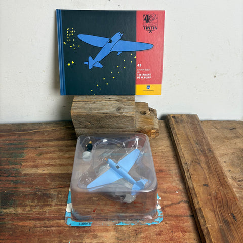 Modell Figur und Buch Tim und Struppi Das blaue Flugzeug von Jo, Suus und Jokko mit Pilot aus Das Testament von Herr Pumpe