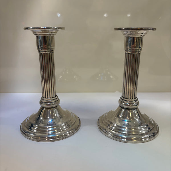 Ein Paar klassische Sterling Silber Stabkerzenleuchter