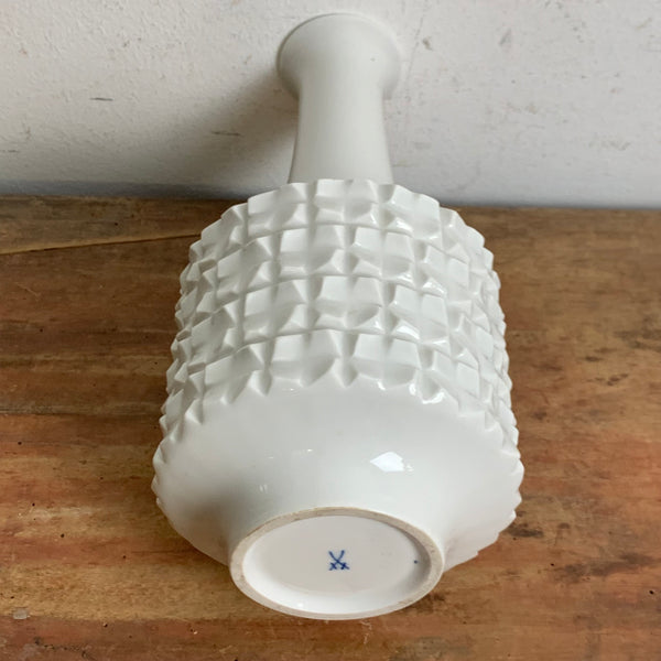 Vintage weiße Relief Vase von Ludwig Zepner für Meissen Schwertermarke