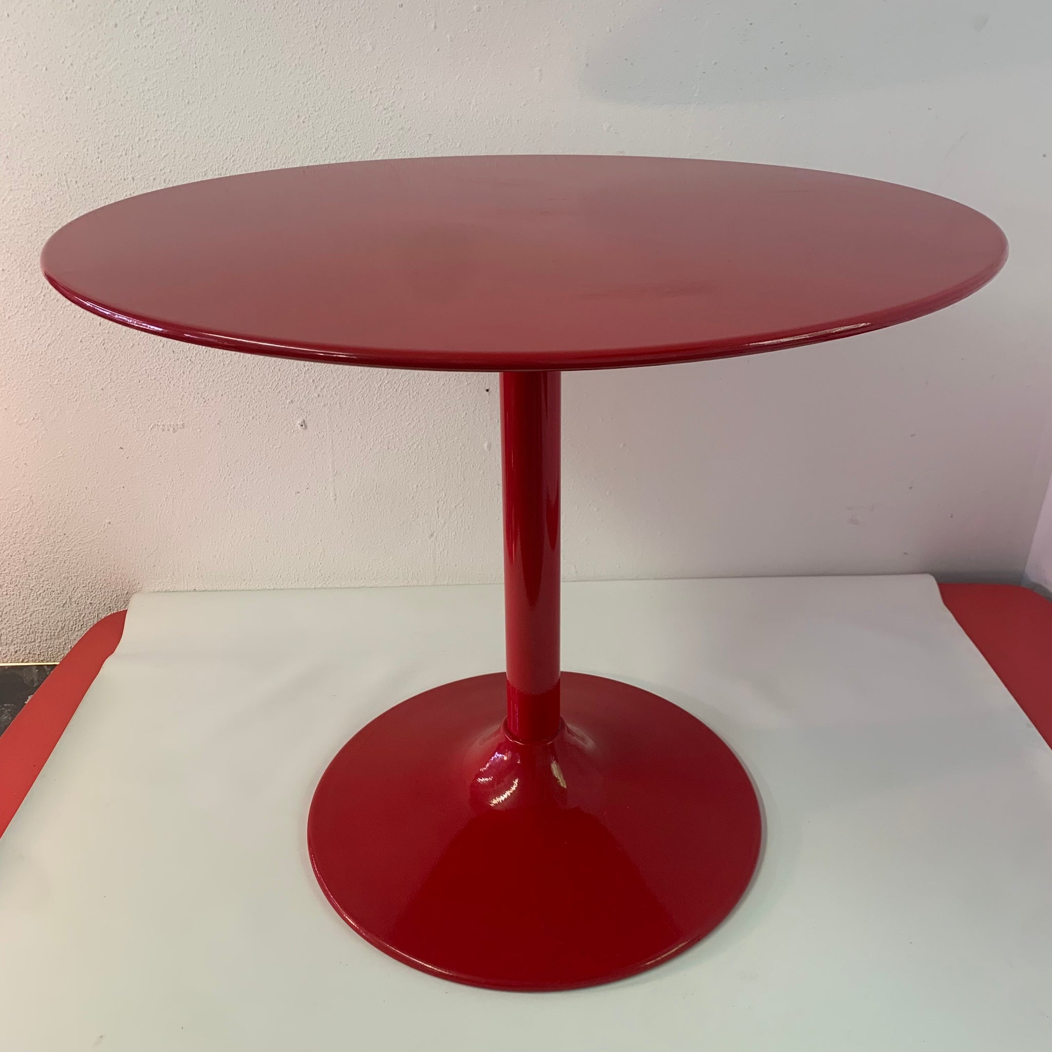 Vintage roter Metall Tulpenfuß Tisch