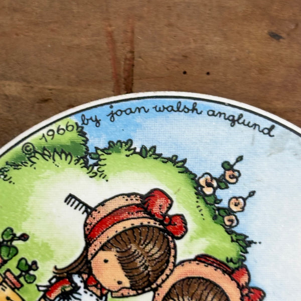 Vintage kleiner Wandteller Juni von Joan Walsh Anglund
