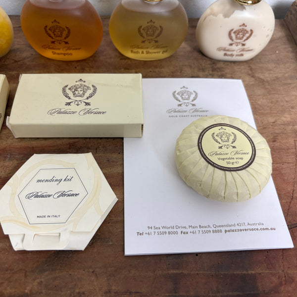 Luxuriöse Pflegeprodukte und Accessoires für Gäste des Palazzo Versace Hotels an der Gold Coast in Australien