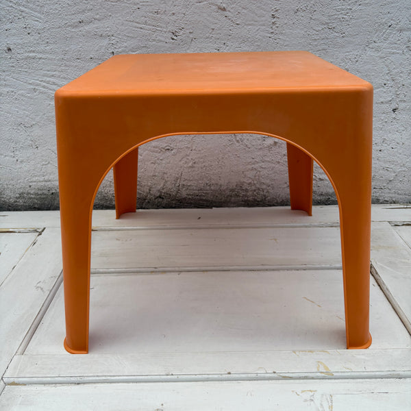 Stylische Kinder Stapelstühle mit Tisch