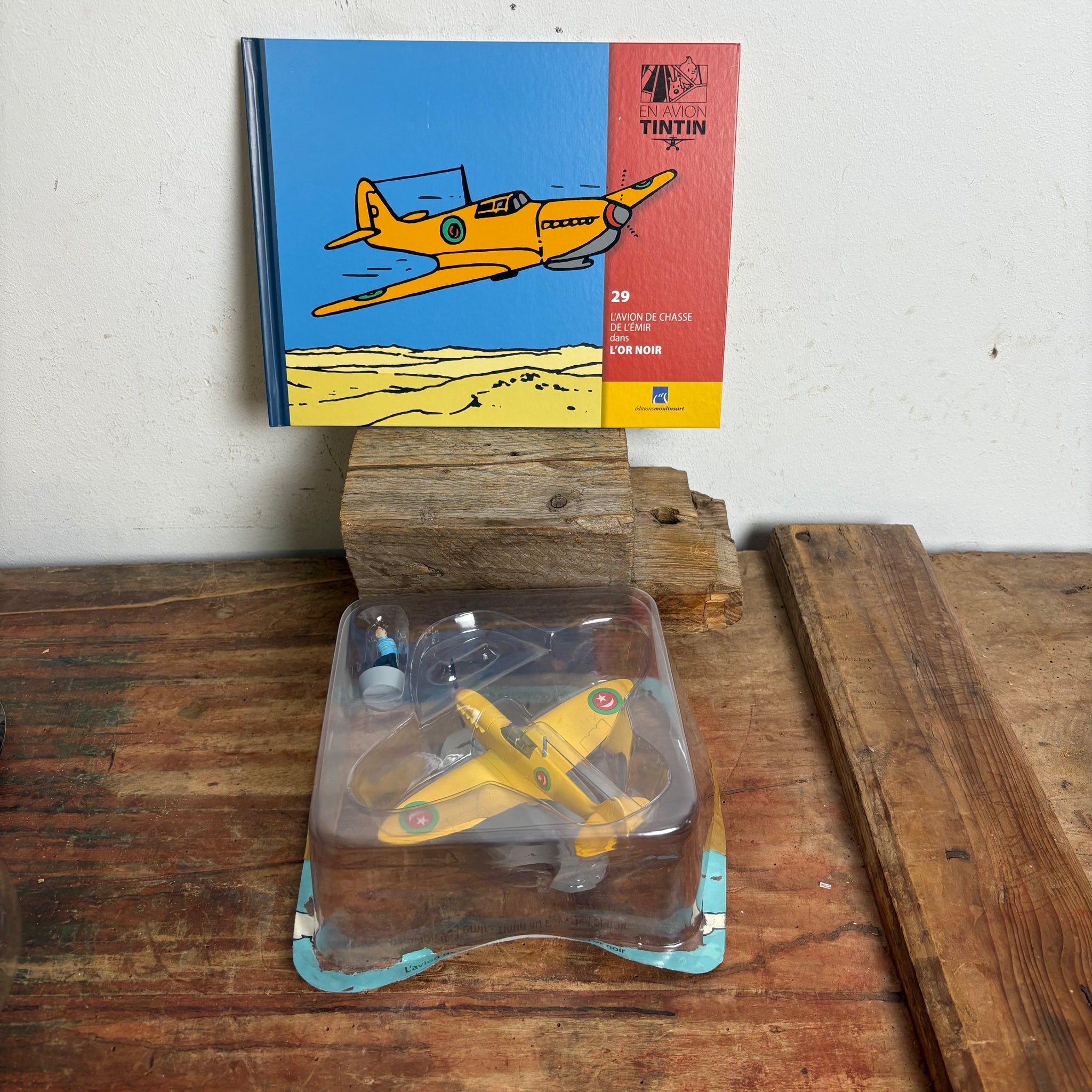 Modell Figur und Buch Tim und Struppi Das Gelbe Jagdflugzeug des Emirs mit Tim aus Im Reich des Schwarzen Goldes