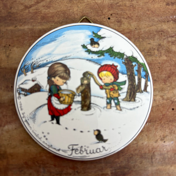 Vintage kleiner Wandteller Februar von Joan Walsh Anglund
