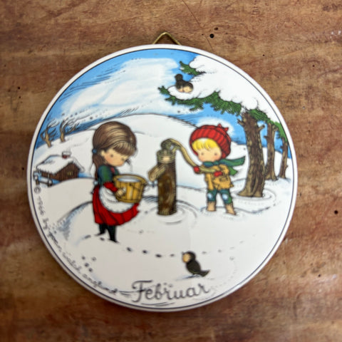 Vintage kleiner Wandteller Februar von Joan Walsh Anglund