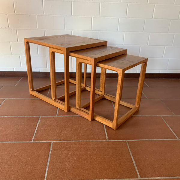 Vintage Dänische Minimalistische Würfel Teak Satztische von Aksel Kjersgaard