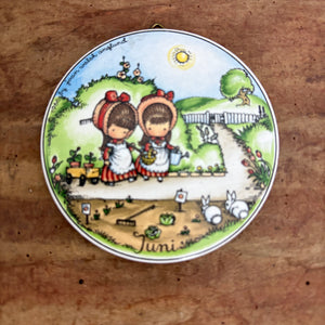 Vintage kleiner Wandteller Juni von Joan Walsh Anglund