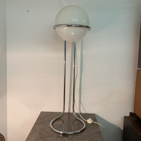 Vintage Space Age Stehlampe mit Chromgestell und eingelegter Glaskugel