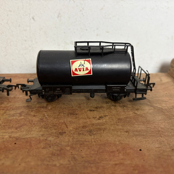 2 Fleischmann Kesselwagen Shell und Avia Blech Spur H0