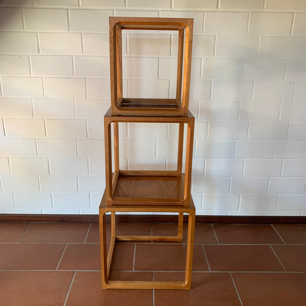 Vintage Dänische Minimalistische Würfel Teak Satztische von Aksel Kjersgaard