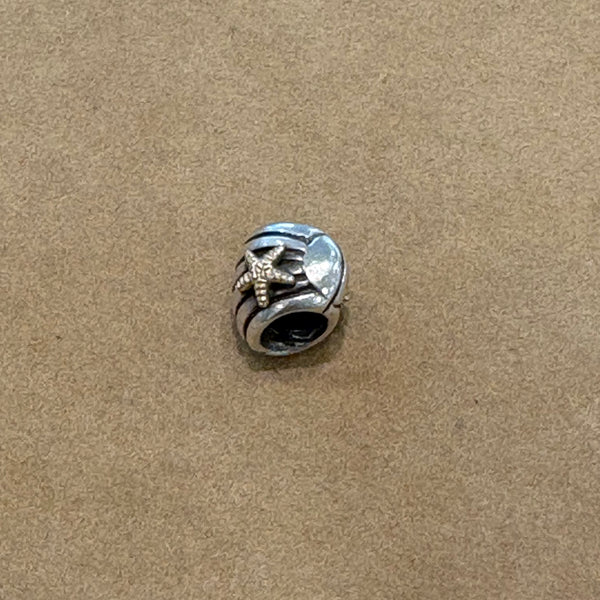 Pandora gerippte Muschel mit kleinem Seestern Bicolor Charm 925er Sterling Silber