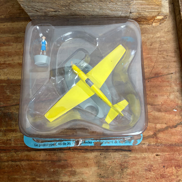 Modell Figur und Buch Tim und Struppi Das Gelbe Flugzeug Prototyp C.48 mit Zette aus Das Testament des M. Pump