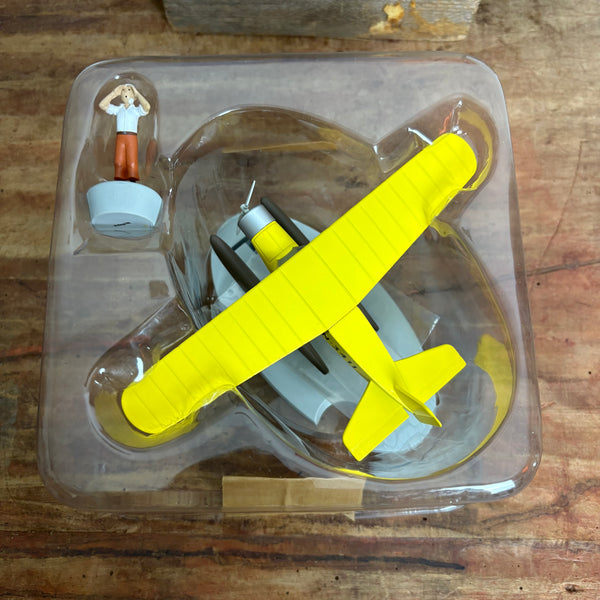 Modell Figur und Buch Tim und Struppi das Gelbe Wasserflugzeug mit Tim aus Der Goldene Krebs