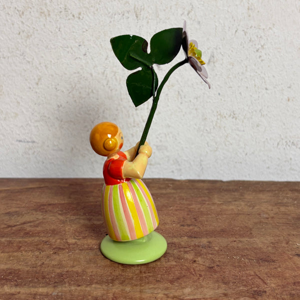 Blumenkind Mädchen mit lila Blume von Weha