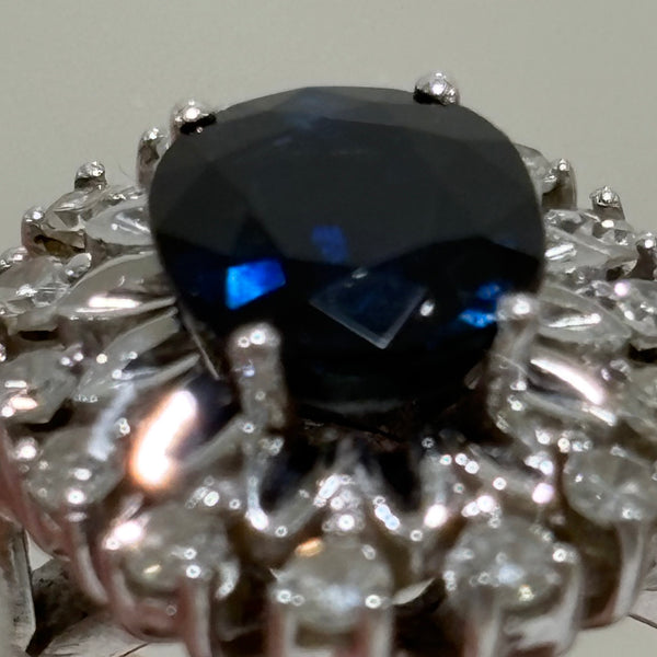 Entourage Ring aus Weißgold mit Saphir und Brillanten