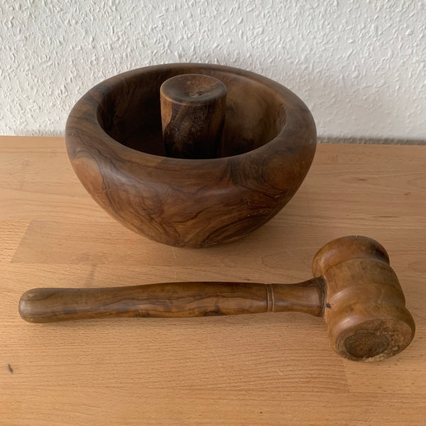 Vintage große Nussknackerschale aus gedrechseltem Massivholz und dazugehörigem Hammer