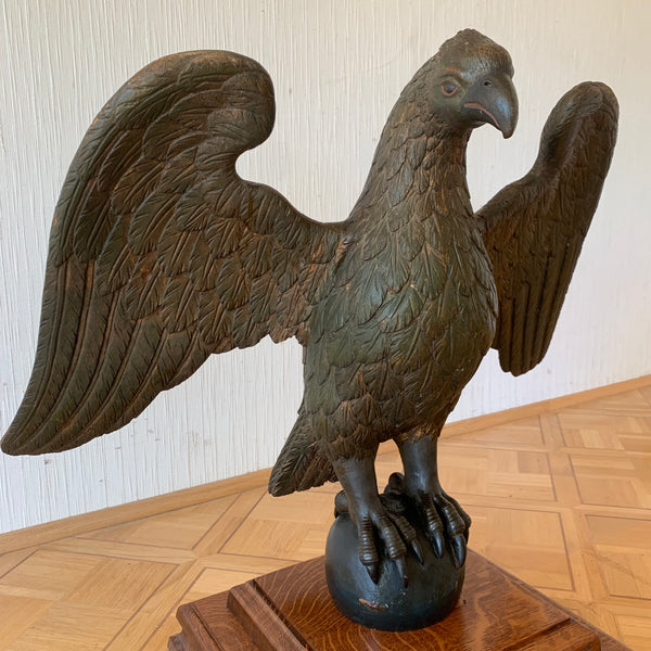 Große antike Skulptur Adler auf Weltkugel aus Holz geschnitzt