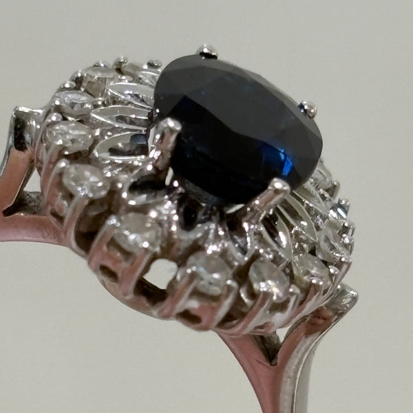 Entourage Ring aus Weißgold mit Saphir und Brillanten