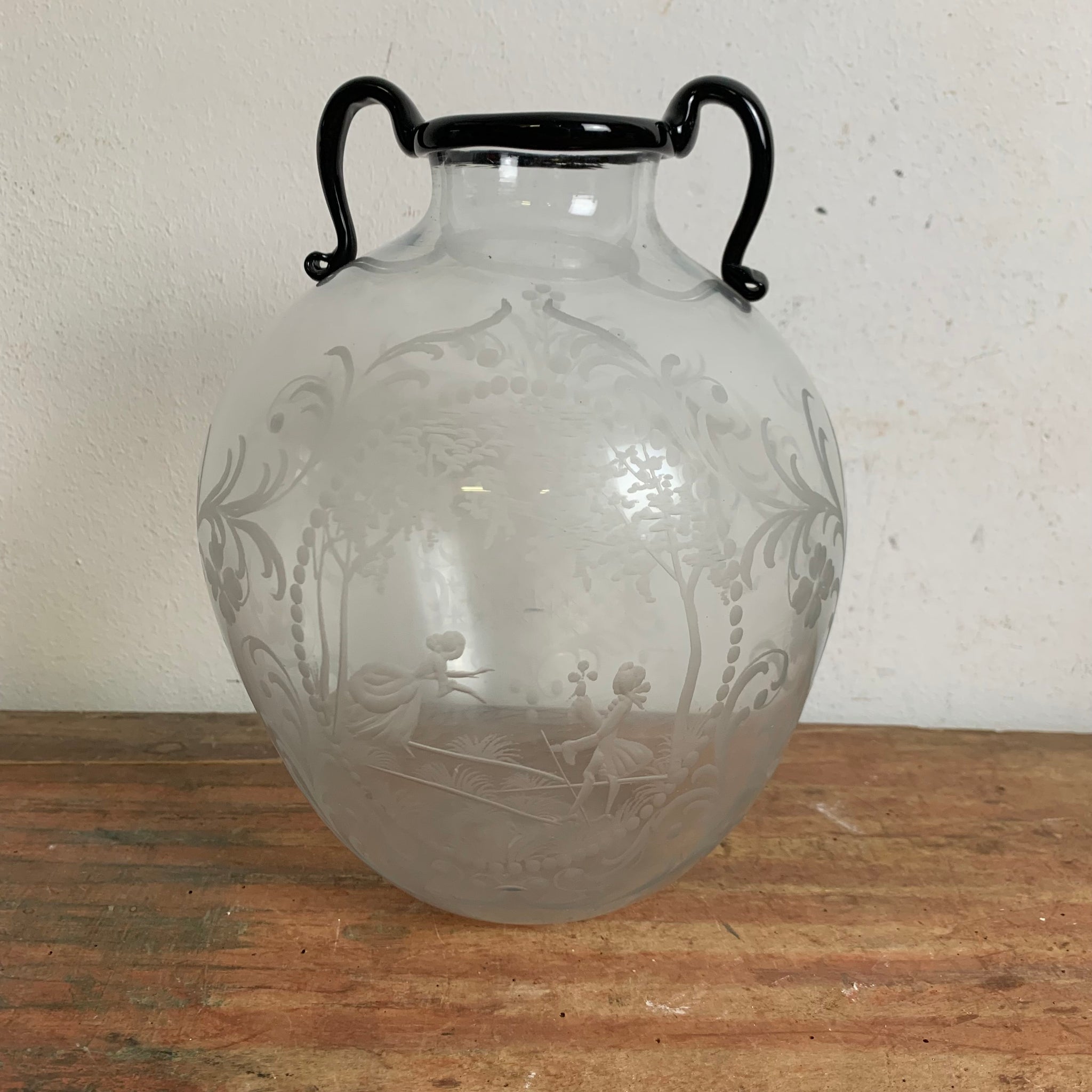 Feine Jugendstil Glas Vase mit romantische Szene