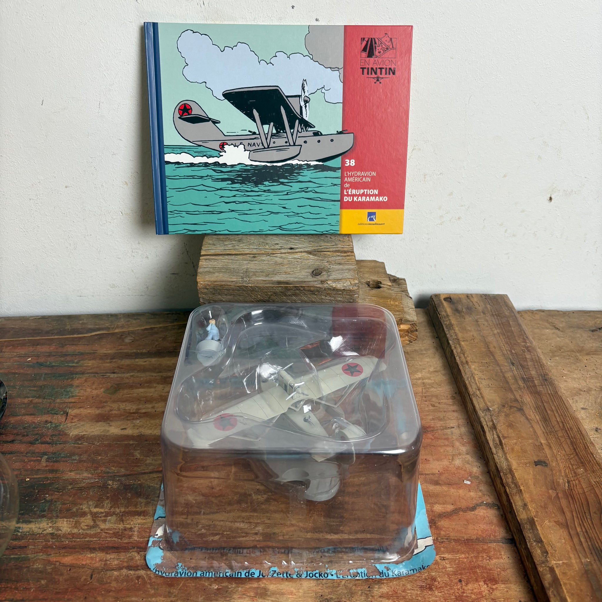 Modell Figur und Buch Tim und Struppi Das amerikanisches Wasserflugzeug Jo, Zette & Jocko mit Pilot aus Der Ausbruch des Karamako