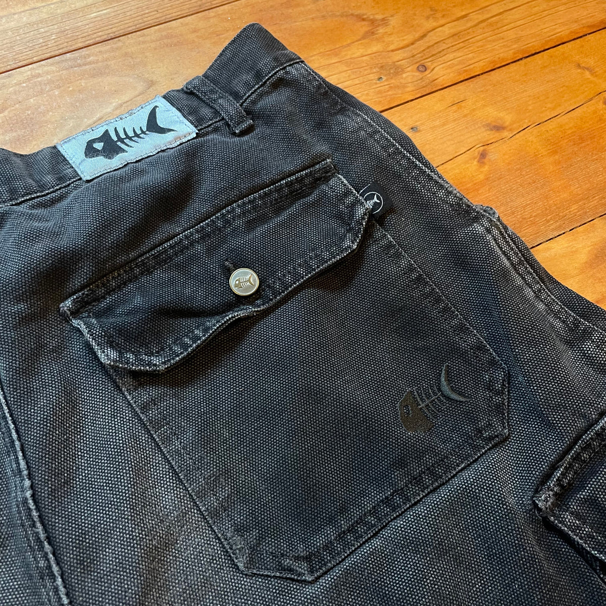 Fishbone Workshorts faded Black - Y2K Vintage – Trödelfuchs Vintage Shop