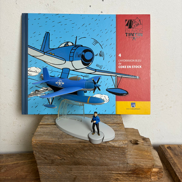 Modell Figur und Buch Tim und Struppi das Das Blaue Wasserflugzeug mit Kapitän Haddoc aus Koks an Bord