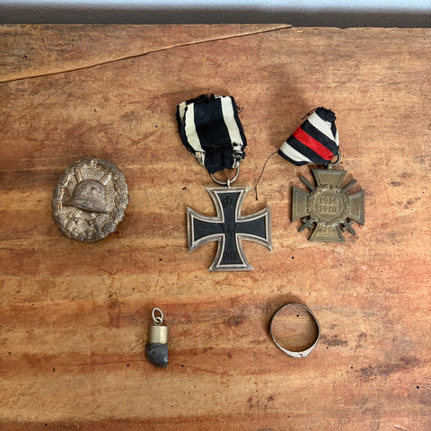 Konvolut Schlacht an der Somme im Ersten Weltkrieg Orden Ehrenkreuz Frontkämpfer Eisernes Kreuz Verwundetenanzeichen Patriotischer Ring Blei Gewehrkugel 1914 - 1918