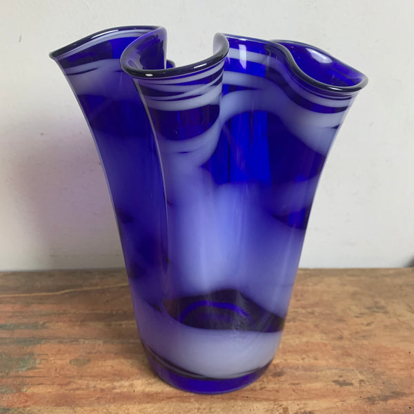 Vintage weiß blaue Glas Falten Vase