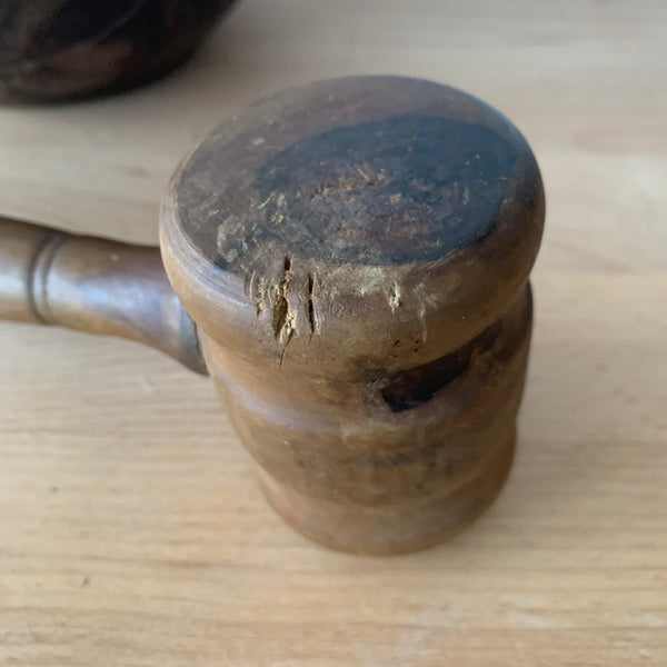 Vintage große Nussknackerschale aus gedrechseltem Massivholz und dazugehörigem Hammer