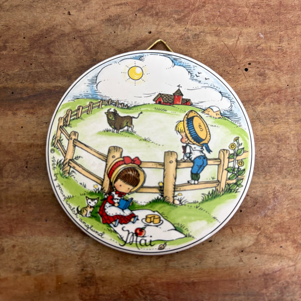 Vintage kleiner Wandteller Mai von Joan Walsh Anglund
