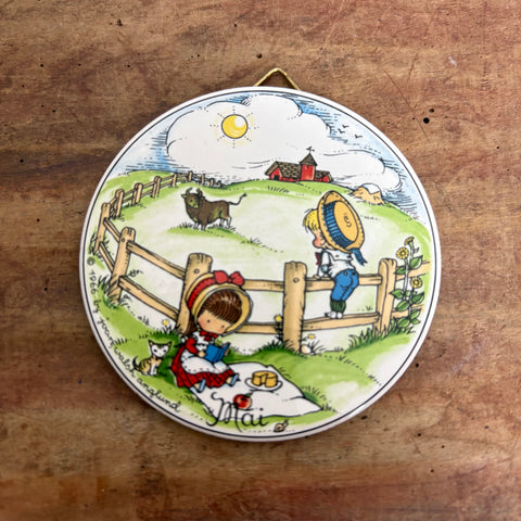 Vintage kleiner Wandteller Mai von Joan Walsh Anglund