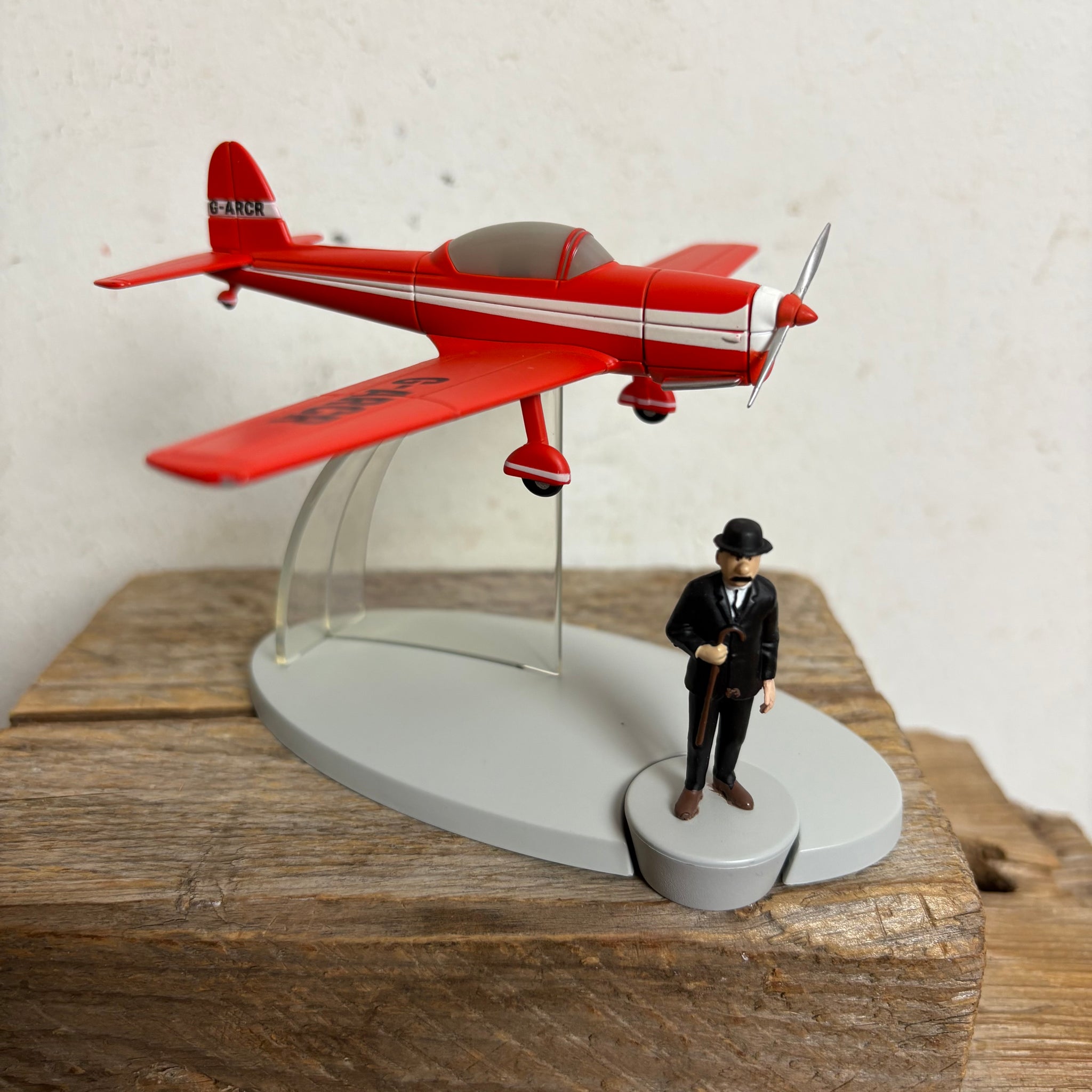 Modell Figur und Buch Tim und Struppi Das Rot Flugzeug mit Detektiv Schulze aus Die schwarze Insel