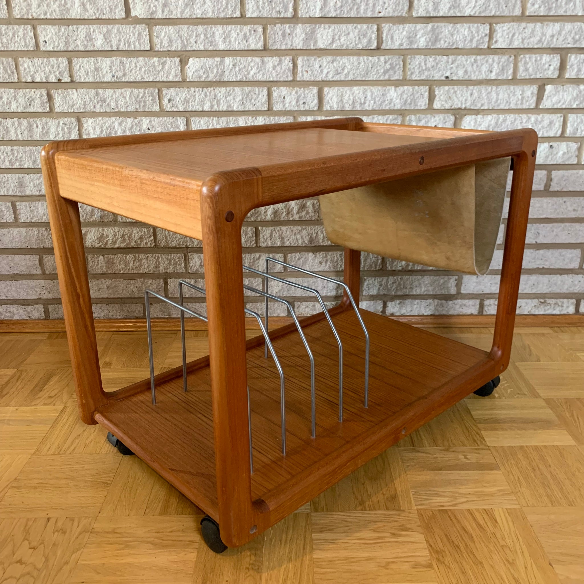 Vintage Beistelltisch Godebørg auf Rollen mit Zeitungsablage und LP Fächern von Kai Kristiansen für Vildbjerg Møbelfabrik Denmark