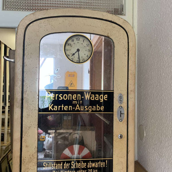 Antike Personenwaage mit Kartenausdruck