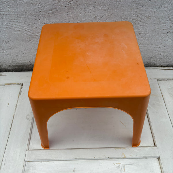 Stylische Kinder Stapelstühle mit Tisch