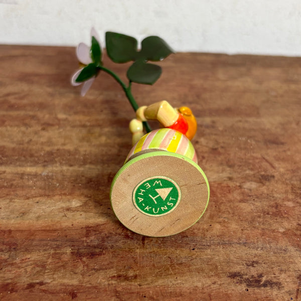 Blumenkind Mädchen mit lila Blume von Weha