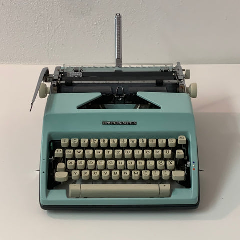 Vintage Schreibmaschine Colortrip - S von Olympia hellblau