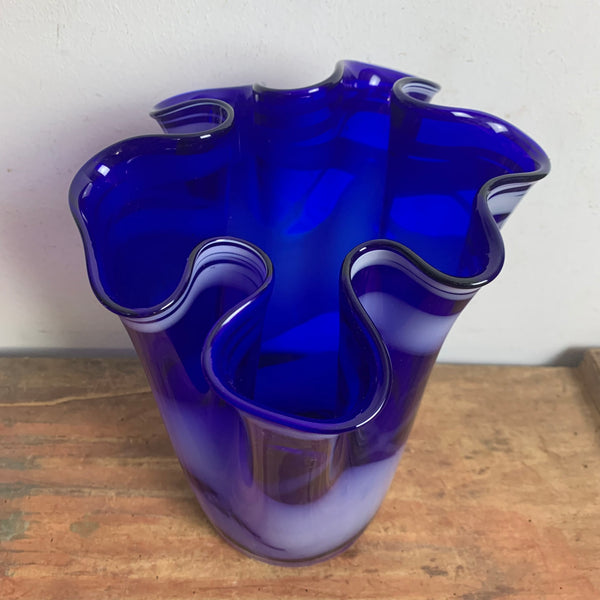 Vintage weiß blaue Glas Falten Vase