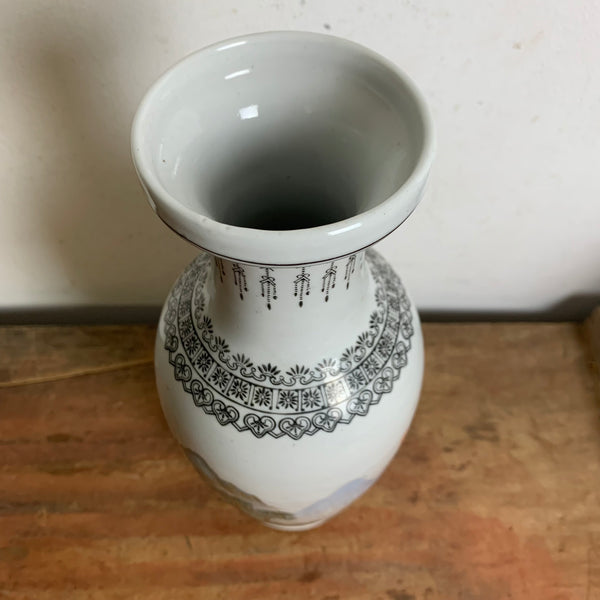 Vintage chinesische Porzellanvase mit stimmungsvoller Landschaftsmalerei aus der Volksrepublik China