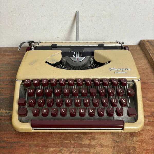 Vintage Reiseschreibmaschine Diplomat von Olympia