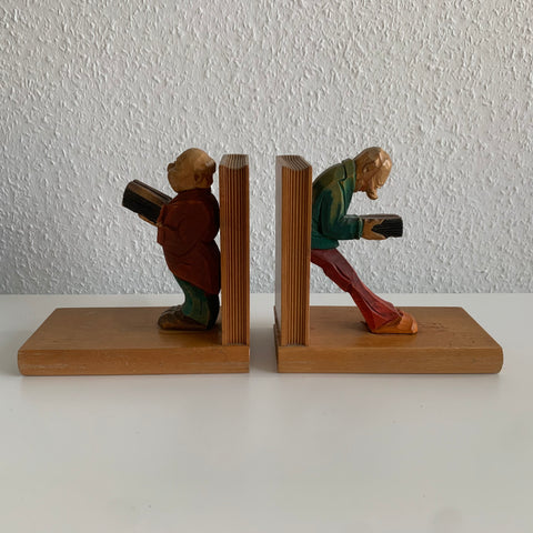 Antike Buchstützen geschnitzt lesender Mann