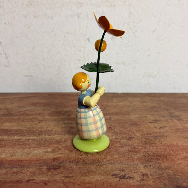 Blumenkind Mädchen mit gelber  Blume von Weha