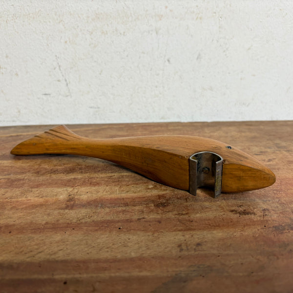 Vintage Flaschenöffner als Fisch aus Holz