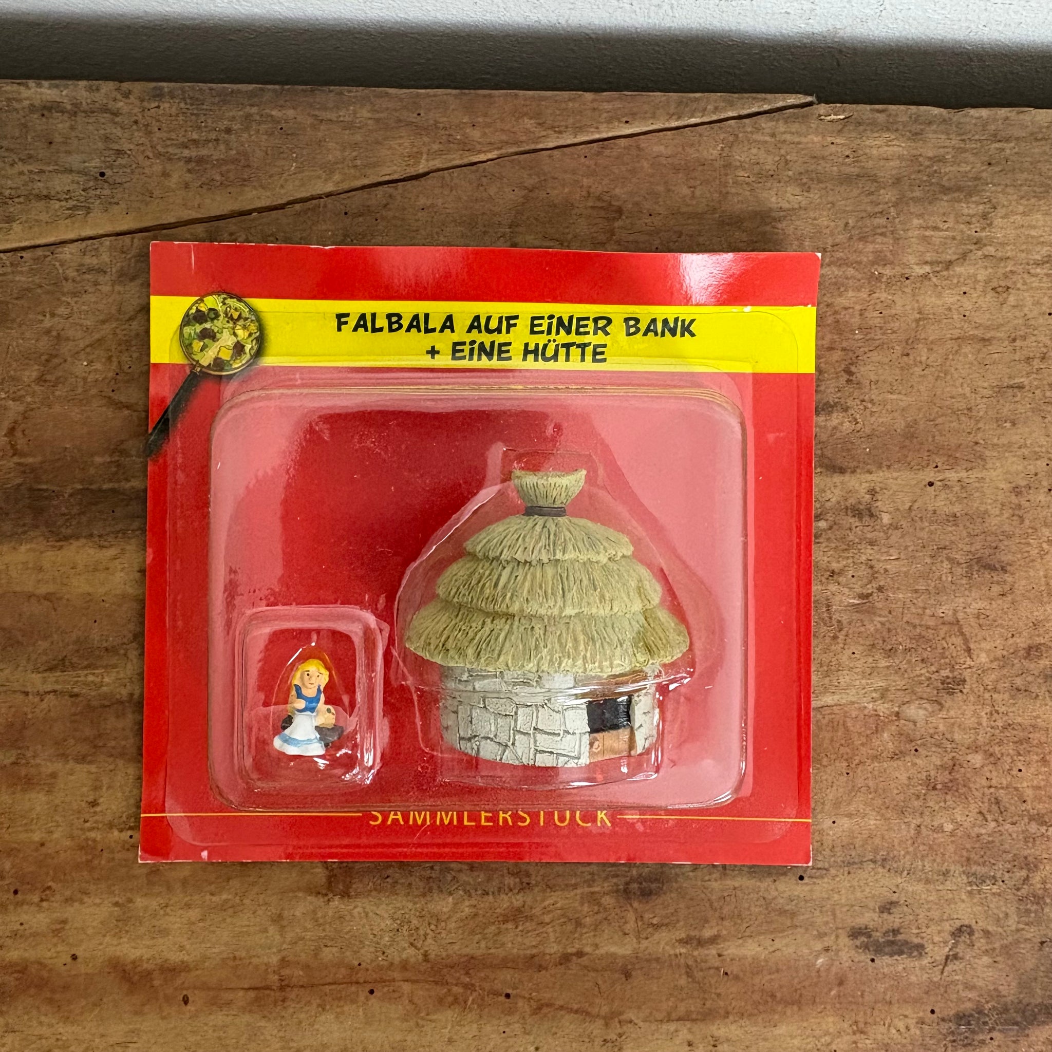 Asterix Das gallische Dorf Figur  Nr. 18 FALBALA AUF EiNER BANK
+ EiNE HÜTTE von Hachette