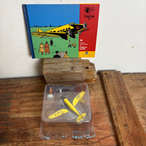 Modell Figur und Buch Tim und Struppi das Gelbe Passagierflugzeug mit Basil aus Der Arumbaya-Fetisch