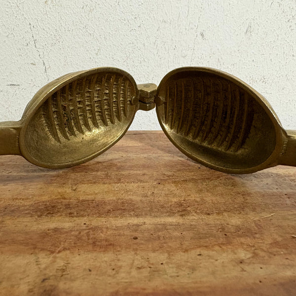 Vintage Nussknacker Walnuss Messing